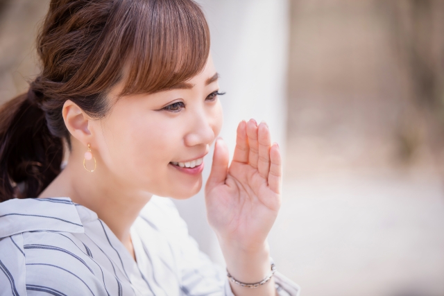 話す女性の写真