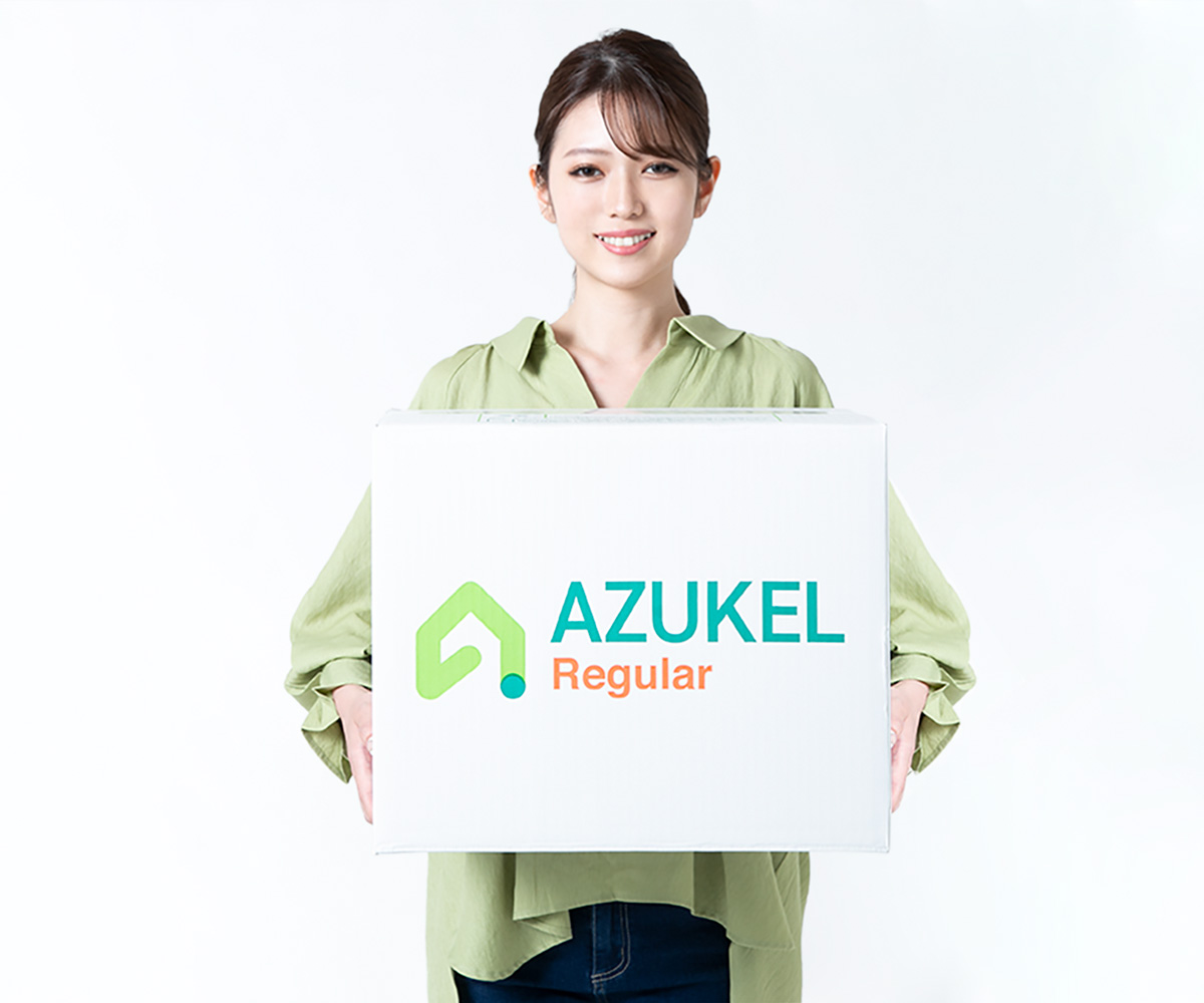 AZUKELの段ボールを持った女性